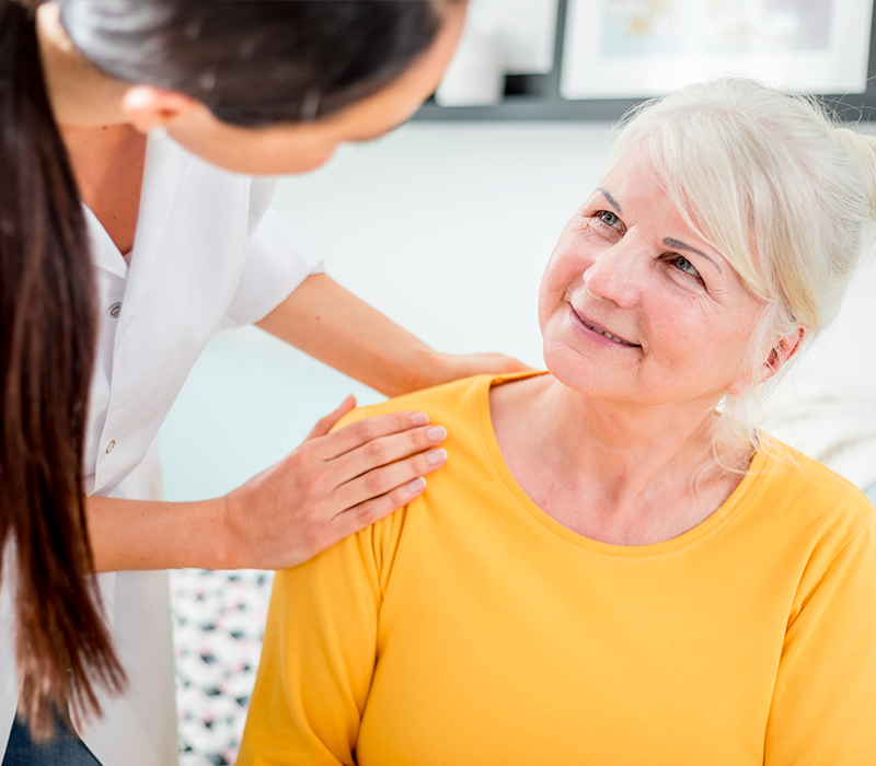 hymyilevä vanha nainen ja hoitaja