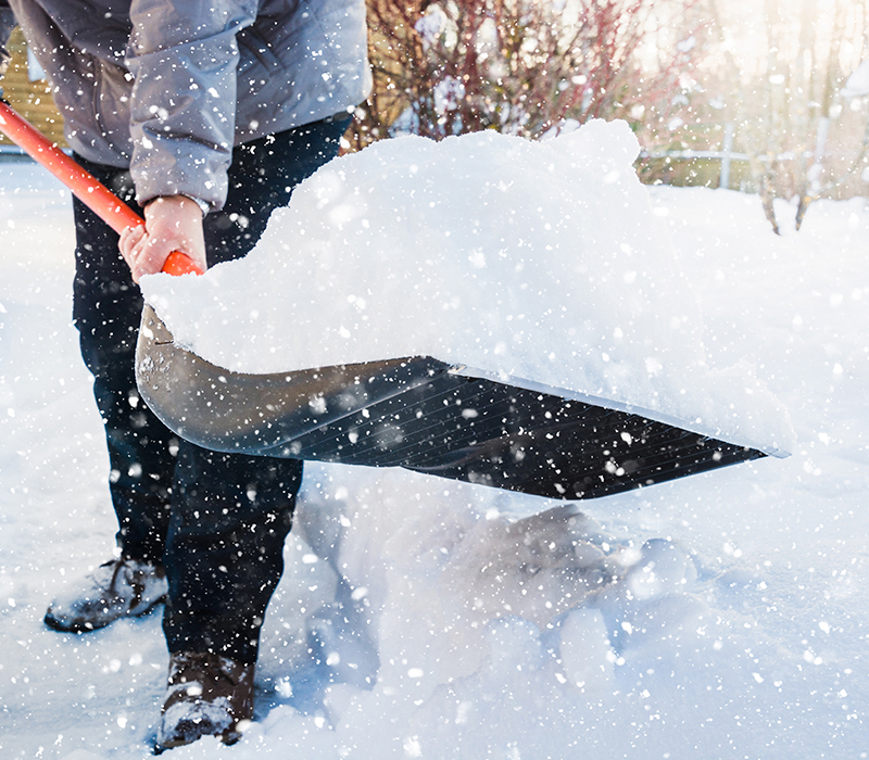 mies lapioimassa lunta